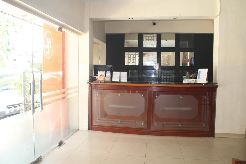 Hotel Celebes Manado Extérieur photo