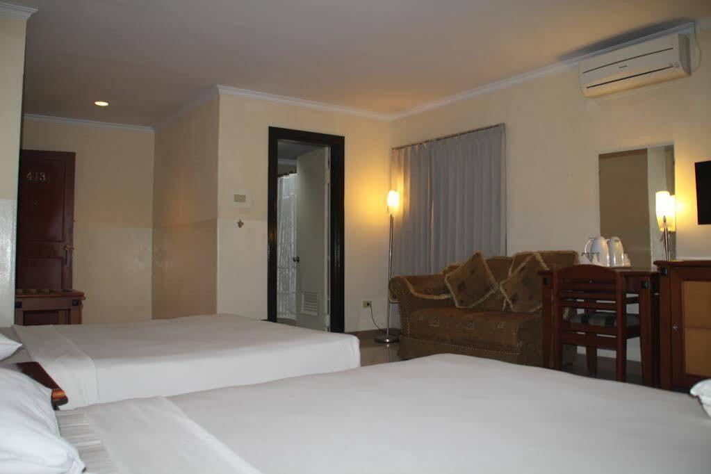 Hotel Celebes Manado Extérieur photo